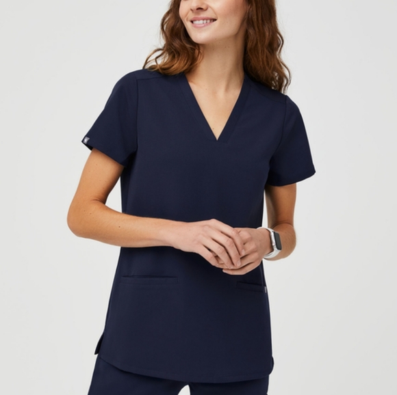 FIGS Casma Three-Pocket Scrub Top Technical Collection - Picture 1 of 10
